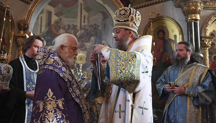 Управляющий делами УПЦ передает орден от Предстоятеля. Фото: cherkasy-orthodox.com.ua