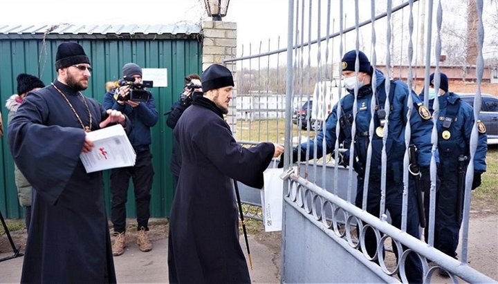 Єпископ Веніамін передав людям, які проведуть 14-денний карантин у Нових Санжарах, духовно-просвітницьку літературу та іконки. Фото: Полтавська єпархія