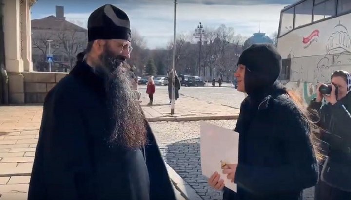 Встреча владыки Варсонофия и прихожанки кафедрального собора БПЦ в Софии. Фото: скриншот видео, YouTube-канал Винницкой епархии УПЦ