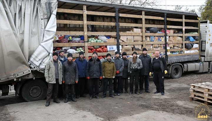 У Святогірську лавру доставили гуманітарний вантаж з Чернівецько-Буковинської єпархії УПЦ. Фото: Святогірська лавра