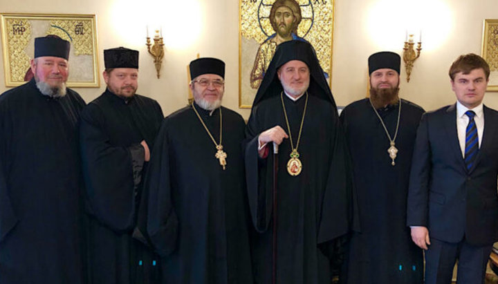 Архиепископ Элпидофор с духовенством нового Викариата. Фото: orthodoxtimes.com