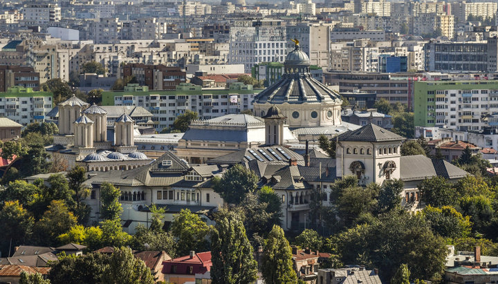 У Румунії літургії будуть здійснювати біля храмів. Фото: basilica.ro