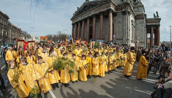 Детский крестный ход проводится в Вербное воскресенье в Петербурге несколько последних лет. Фото: kolokola.ru