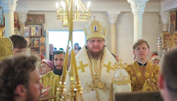 Архієпископ Боярський Феодосій під час архієрейської Літургії в київському храмі Петра і Павла на Нивках. Фото: храм Петра і Павла