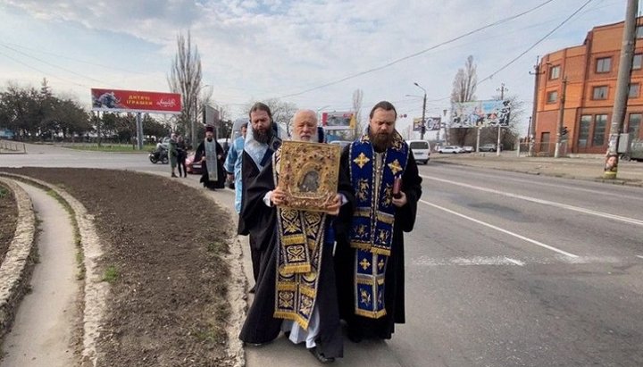 Митрополит Агафангел возглавил молитвенное шествие вокруг Одессы с Касперовской иконой Богородицы. Фото: Православная Одесса