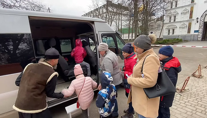 Родители и дети возвращаются из Одессы домой в Полтаву. Фото: скриншот видео на YouTube-канале Одесской епархии