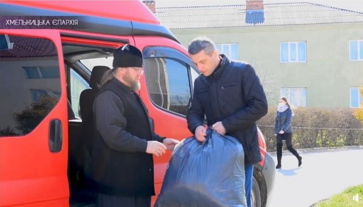 Настоятель Свято-Воскресенского прихода пгт. Виньковцы передал маски в областную и районную больницы Хмельницкого. Фото: скриншот видео со страницы «Православний вісник» в Facebook