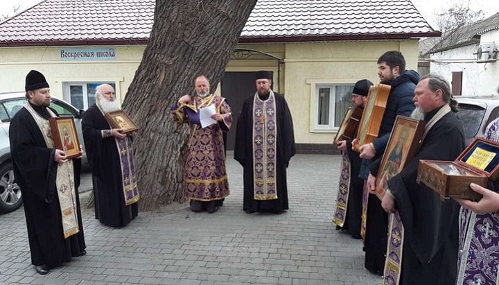 Молебний спів біля Олександрівського собору в Мелітополі. Фото: Запорізька єпархія