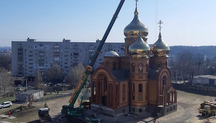 В Обухові освятили накупольні хрести нового Хрестовоздвиженського храму. Фото: facebook.com/arh.iona