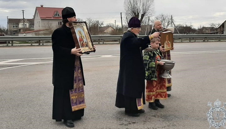 Священики УПЦ провезли навколо Житомира ікону Богородиці «Скоропослушниця». Фото: zhytomyr-eparchy.org