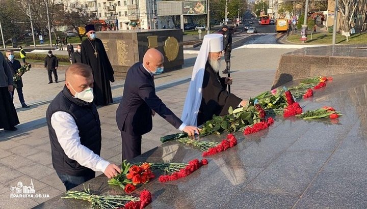 Архиерей и городской голова возложили цветы к мемориальному комплексу на Аллее Славы в Одессе. Фото: пресс-служба Одесской епархии УПЦ