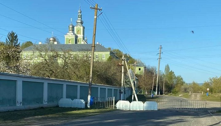 Дорогу в монастырь перекрыли впервые с ХІ века. Фото: Facebook-страница Ивана Феннича