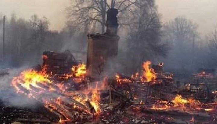 Волонтеры собирают посылку для погорельцев на Житомирщине. Фото: Facebook-страница движения «Молодость неравнодушна»