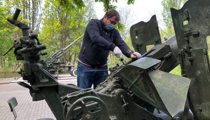 До дня Перемоги православна молодь реставрує Меморіал оборони Одеси. Фото: eparhiya.od.ua