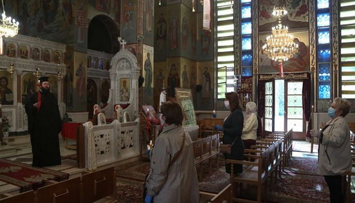 Опубликованы первые фото возвращения верующих в храмы Греции. Фото: orthodoxtimes.com