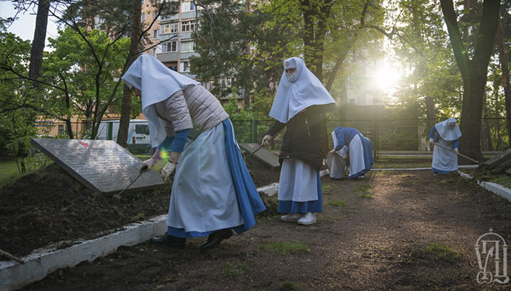 Уборка на могилах солдат и офицеров у мемориала в память жертв Дарницкого концлагеря в Киеве. Фото: news.church.ua