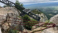 Вандалы повалили и разрезали 10-метровый крест на вершине Сен-Лу во Франции