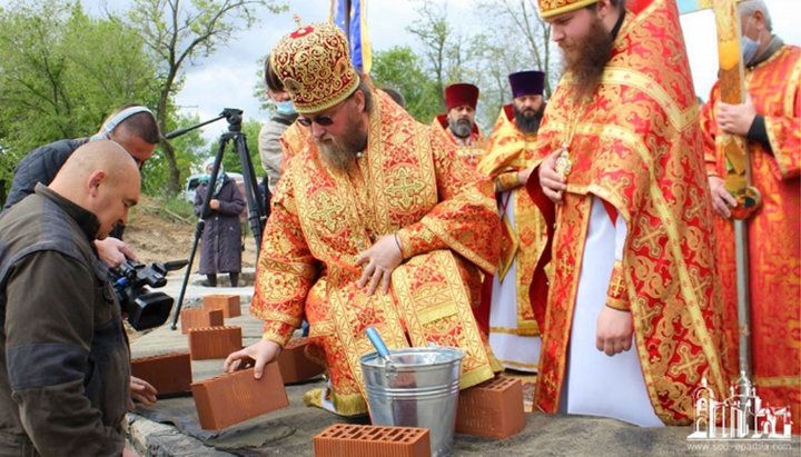 Митрополит Северодонецкий и Старобельский Никодим (Барановский) совершает закладку первого кирпича в основание храма. Фото: sed-eparhia.com