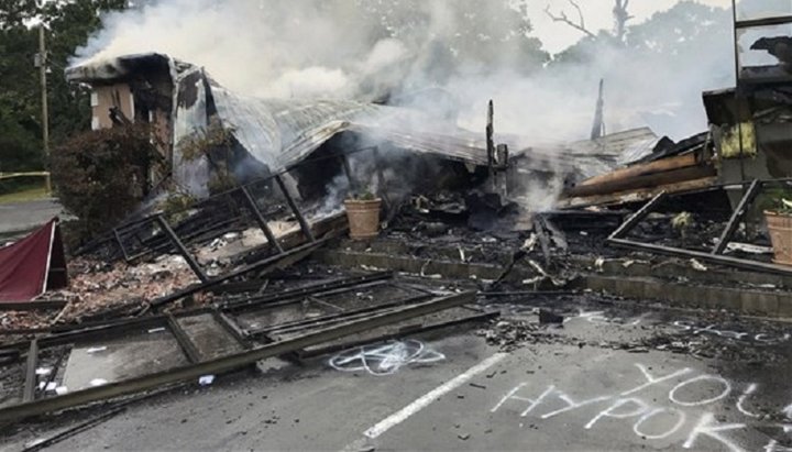 Пожар полностью уничтожил здание церкви. Фото: скриншот видео NBC