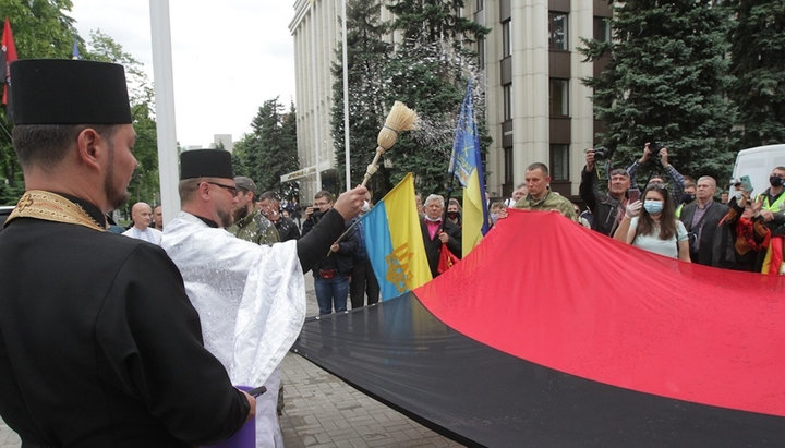 «Освячення» прапора УПА представниками ПЦУ. Фото: Укрінформ