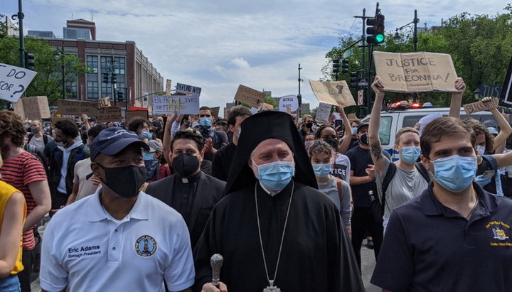 Архієпископ Елпідофор (Ламбриніадіс) на мітингу в Брукліні. Фото: orthodoxtimes.com