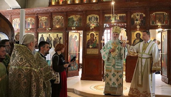 Патріарх Іриней в храмі Святої Трійці РПЦ в Белграді. Фото: Патриархия.ru