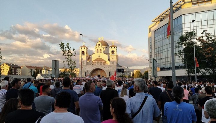 Священников обвиняют в организации массового скопления людей в нарушение карантинных норм. Фото: rtcg.me