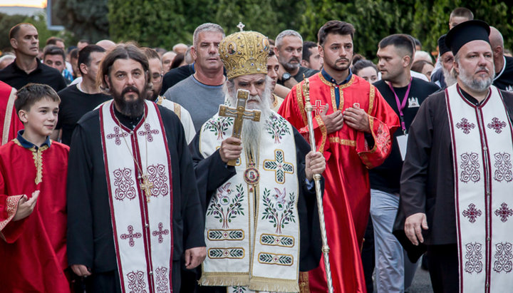 Митрополит Амфілохій (в центрі) під час Хресної ходи в Подгориці. Фото: mitropolija.com