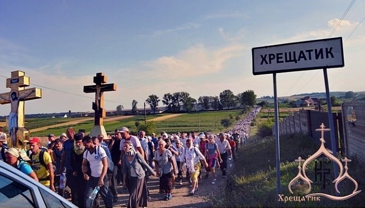 КA cross procession to the Khreshchatyk Monastery. Photo: Facebook / Chernivtsi-Bukovina Eparchy