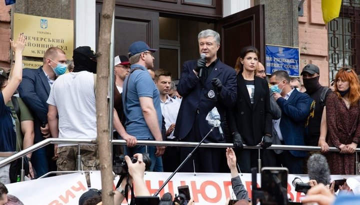 Poroshenko at the building of the Pechersk District Court. Photo: Facebook / Petro Poroshenko