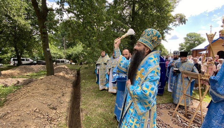 Митрополит Вінницький і Барський Варсонофій освятив місце під будівництво храму в с. Шевченко. Фото: Вінницька єпархія