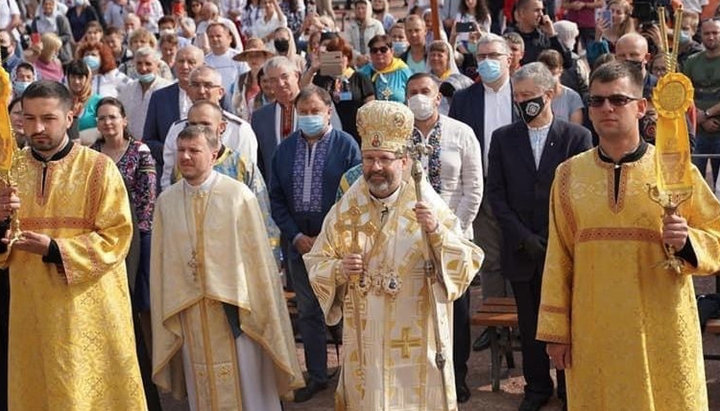 Petro Poroshenko at a prayer with the Uniates in Zarvanytsia. Photo: glavcom.ua