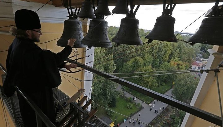 Колокольный звон в храмах РПЦ будет совершаться в полдень по местному времени. Фото: Александр Демьянчук/ТАСС