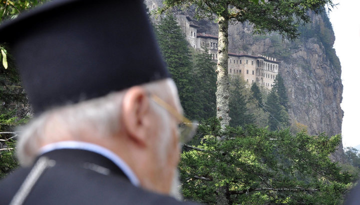 Patriarhul Bartolomeu în fața mănăstirii Sumela. Imagine: vimaorthodoxias.gr