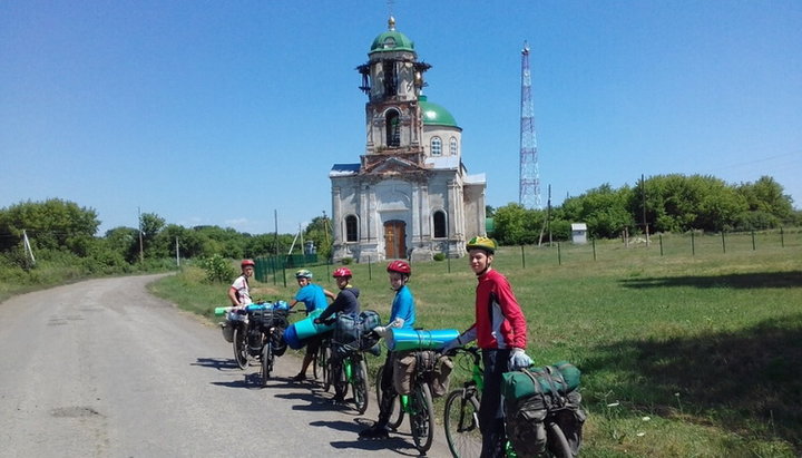 Луганська молодь здійснила велопаломництво по зруйнованих храмах. Фото: sed-eparhia.com