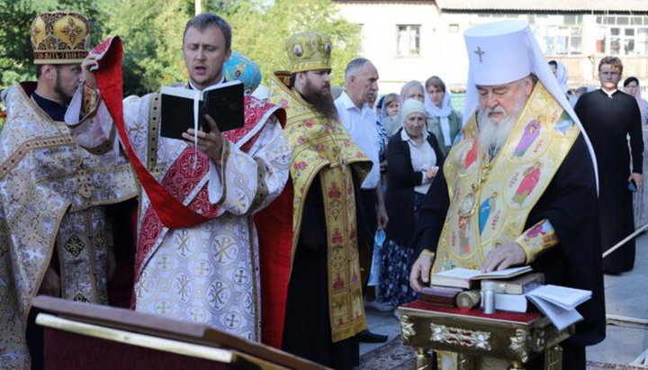 Митрополит Ириней совершил чин на основание церкви в поселке Опытный. Фото: eparhia.dp.ua