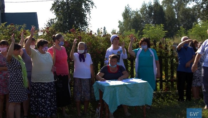 У Галинівці збирають голоси за перехід храму в ПЦУ. Фото: БУГ