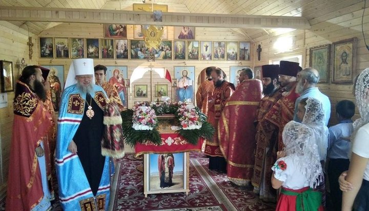 Архиерейское богослужение во временном храме общины УПЦ в Кальновцах. Фото: Черновицко-Буковинская епархия