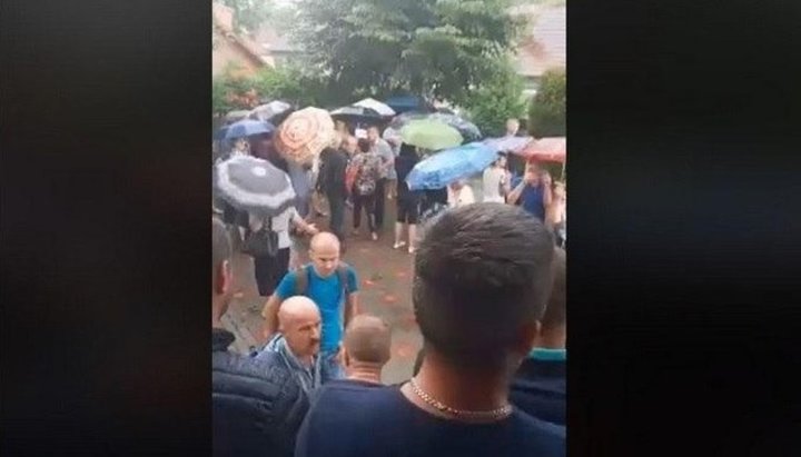 Locuitorii satului Delovoe au apărat din nou sfântul lăcaș al Bisericii Ortodoxe Ucrainene canonice. Imagine: screenshot / Facebook / pershij.com.ua