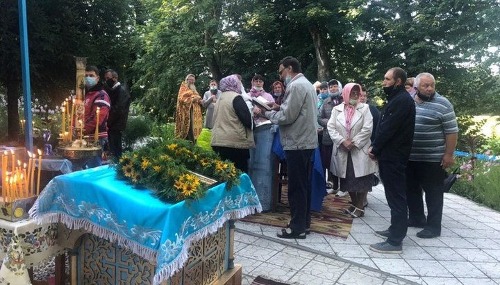 Пока верующие УПЦ совершали богослужение на прихрамовой территории, сторонники ПЦУ давали комментарии журналистам. Фото: СПЖ