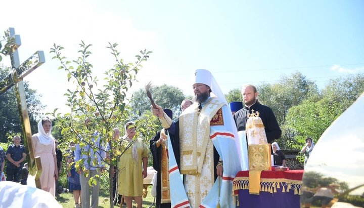 Τελετή αγιασμού των σταυρών τν τρούλων τελέστηκε από τον Μητροπολίτη Νικόδημο. Φωτογραφία: Επισκοπή Facebook /Zhytomyr