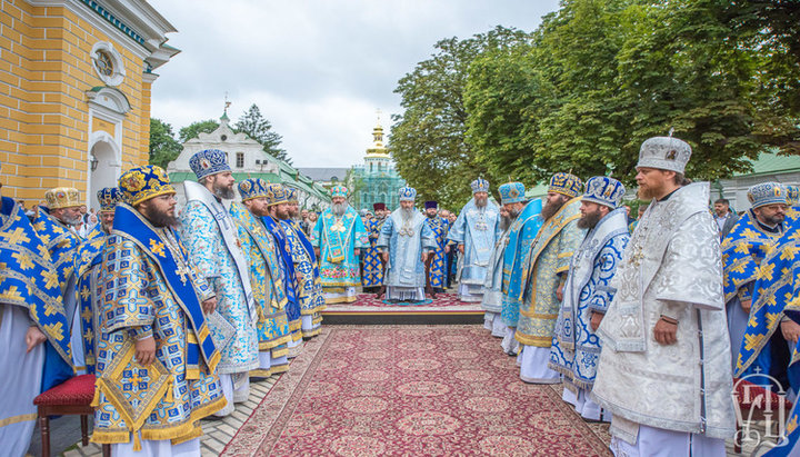 Архієреї Української Православної Церкви на Успенській площі. Фото: news.church.ua