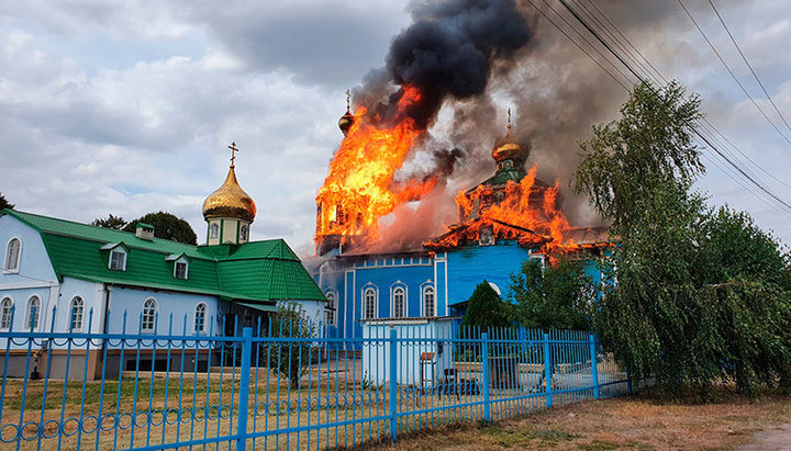 Пожежа повністю знищила старовинний Петропавлівський собор. Фото: gorlovka-eparhia.com.ua