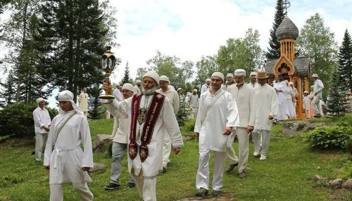 Послідовники «Церкви останнього заповіту». Фото: bbc.com