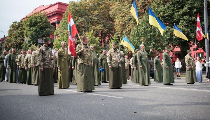 Капелланы ПЦУ на марше «Защитников Украины» в Киеве. Фото: duhovnyfront.com.ua