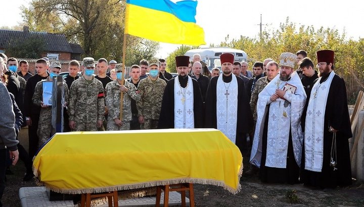 Отпевание военнослужащего, погибшего в авиакатастрофе под Чугуевом. Фото: eparchia.kharkov.ua