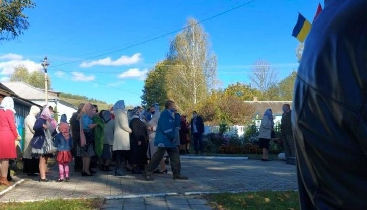 В Будераже сторонники ПЦУ мешали общине УПЦ провести праздничную Литургию