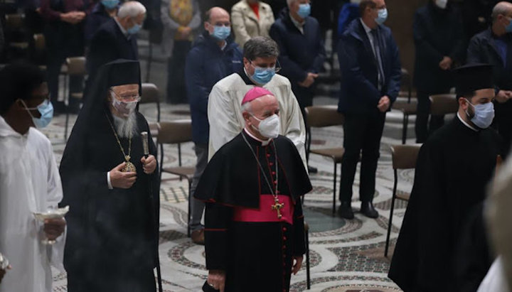 Ο Πατριάρχης Βαρθολομαίος και ο εκπρόσωπος της παπικής Κούριας Vincenzo Paglia. Φωτογραφία: fanarion.blogspot.com