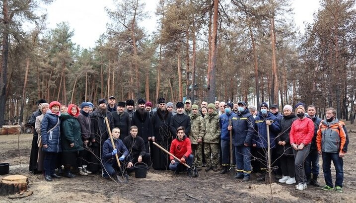 Духовенство, віруючі і волонтери висадили понад 100 молодих дерев. Фото: sed-eparhia.com