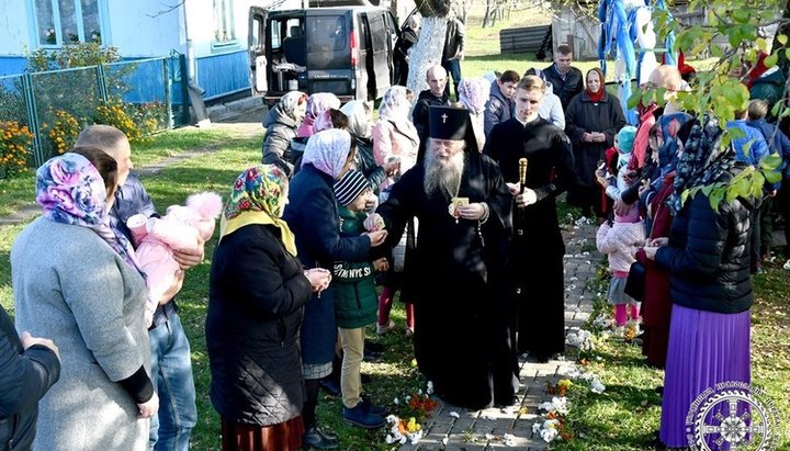 Архієпископ Натанаїл підтримав громаду УПЦ села Новостав. Фото: pravoslavna.volyn.ua